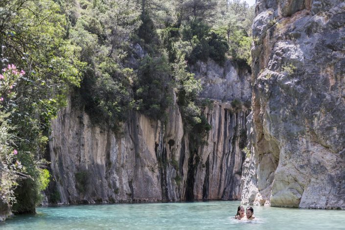 Montanejos Turismo Rural en Comunitat Valenciana Pareja bañándose en Montanejos, municipio de turismo rural en Comunitat Valenciana