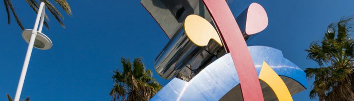 Palmera tecnológica en las playas de la Comunitat Valenciana Mobiliario urbano con forma de la marca turística de la Comunitat Valenciana