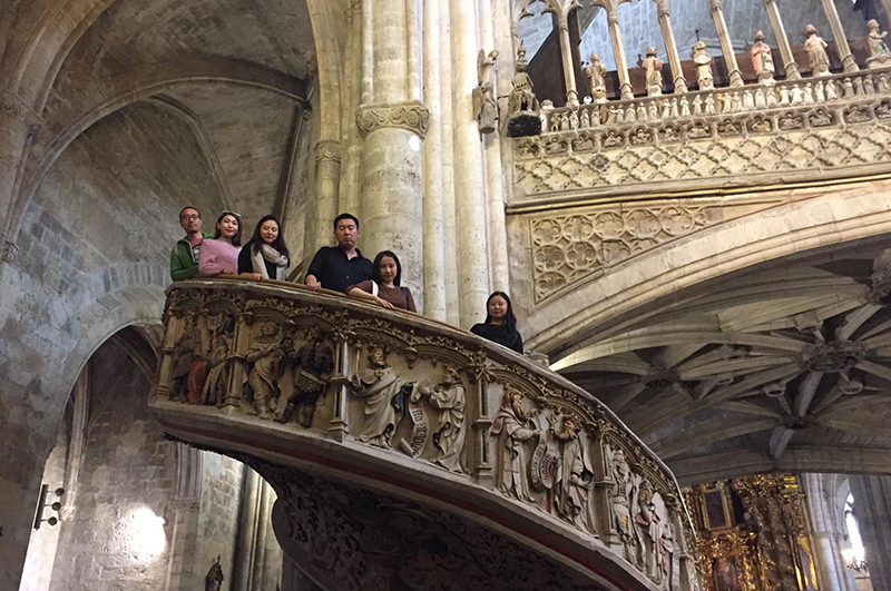 Un grupo de miembros del fam trip en la catedral de Valencia.