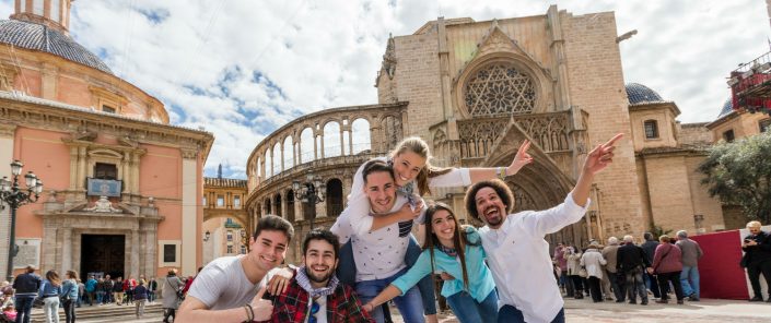 Portada DIGT 2019 Grupo de turistas jóvenes en la plaza de la Virgen de Valencia
