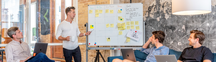 Emprendedores 1500×430 Emprendedores analizando el modelo de negocio