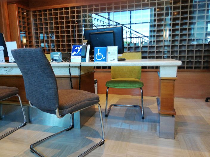 Mesa de recepción hotel accesible Mesa de recepción hotel adaptado