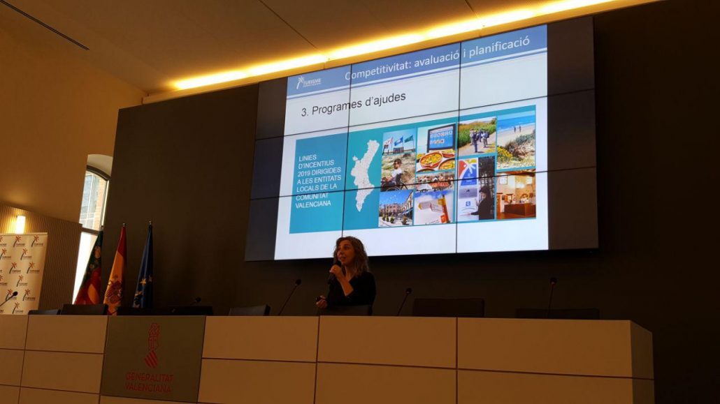 Laura Pascual, jefa de planificación de Turisme Comunitat Valenciana explica las ayudas de la institución a los municipios