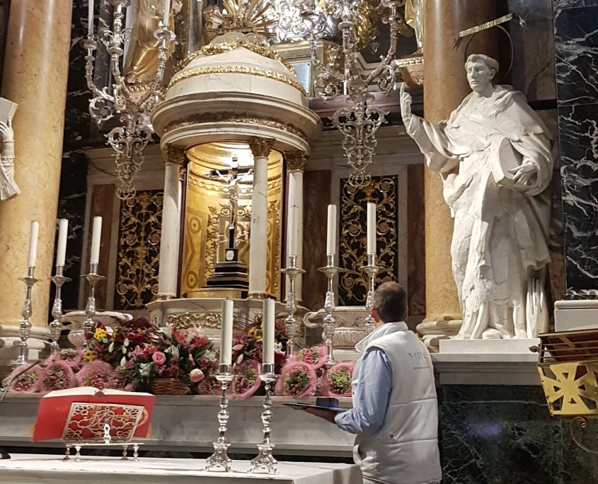 Técnico de la Fundación Santa María la Real colocando sensores en la Basílica de los Desemparados de València
