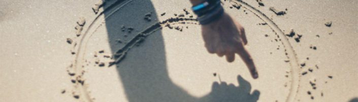Dibujando carita sonriente en la playa de Alicante, Comunitat Valenciana