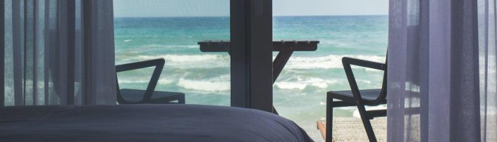 cama y ventana de hotel de playa cama y ventana de hotel de playa 1500x430