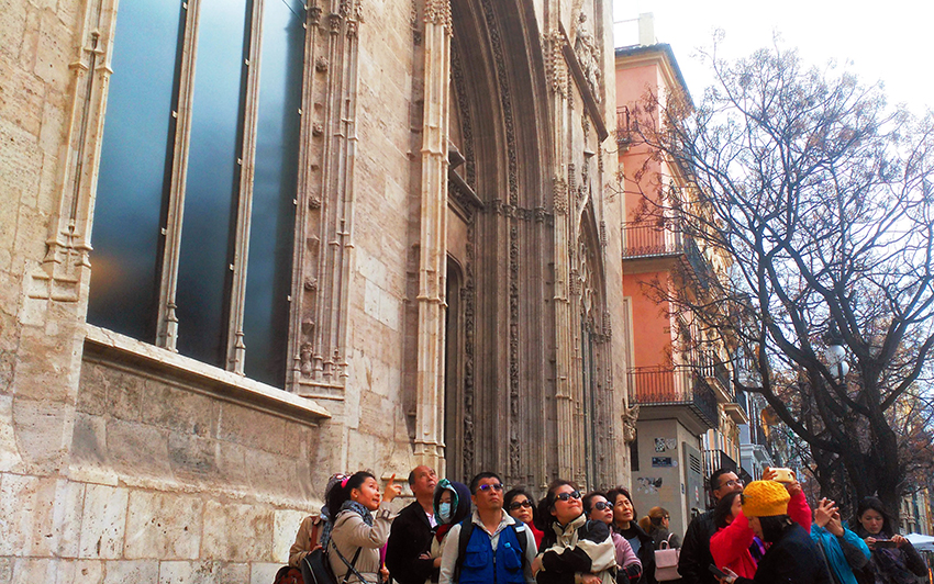 Un grupo de turistas chinos visita la Lonja de Valencia.