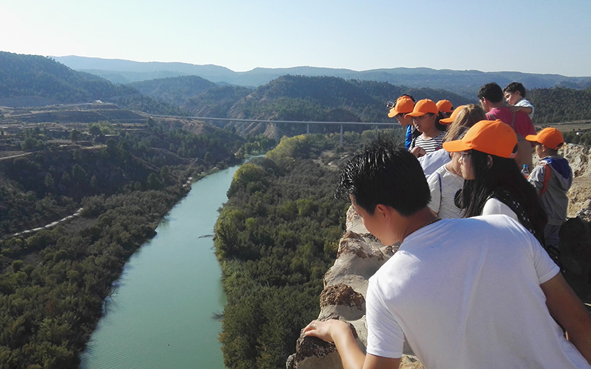 Turistas chinos disfrutan de un actividad de montaña en la provincia de Alicante.