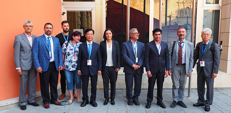 Alcaldes de ciudades Patrimonio Cultural Inmaterial de la Humanidad de diferentes lugares del mundo acudieron a la asamblea de la ICCN celebrada a principios de septiembre en Algemesí. En el centro, la alcaldesa de Algemesí, Marta Trenzano.