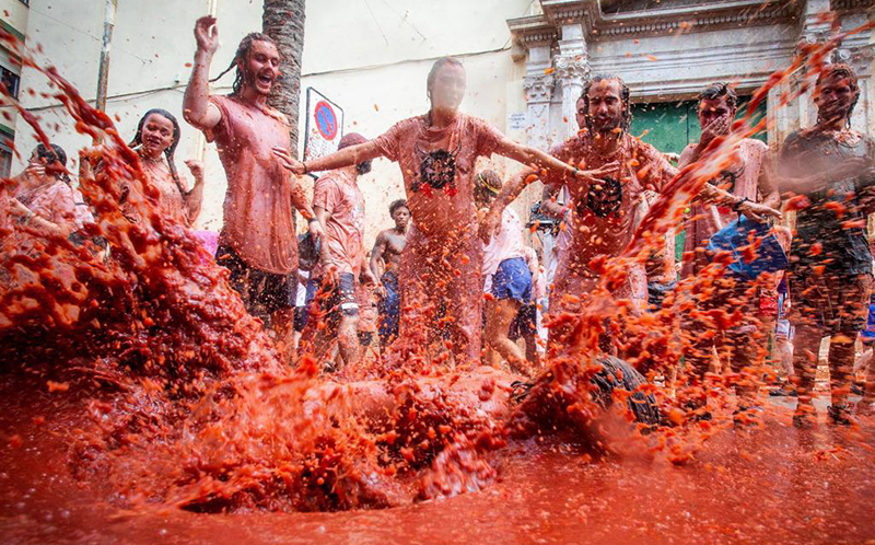 La tomatina es el ejemplo de fiesta de arraigo popular que se vio amenazada por la masificación hasta que se restringió a los turistas.