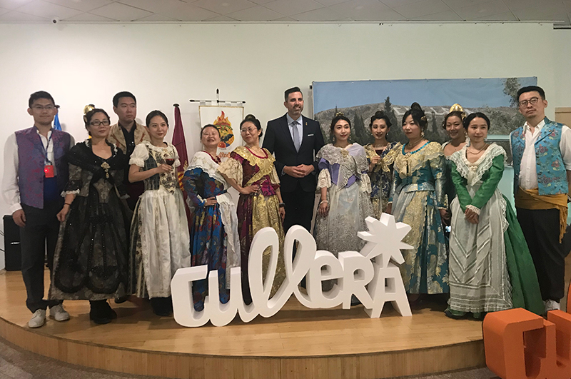 Viajeros chinos vestidos de galleros durante un fam trip que visitó Cullera.