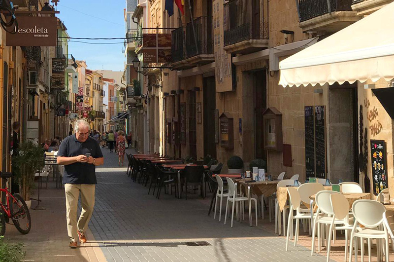 Turista mirando el móvil en Dénia, Comunitat Valenciana