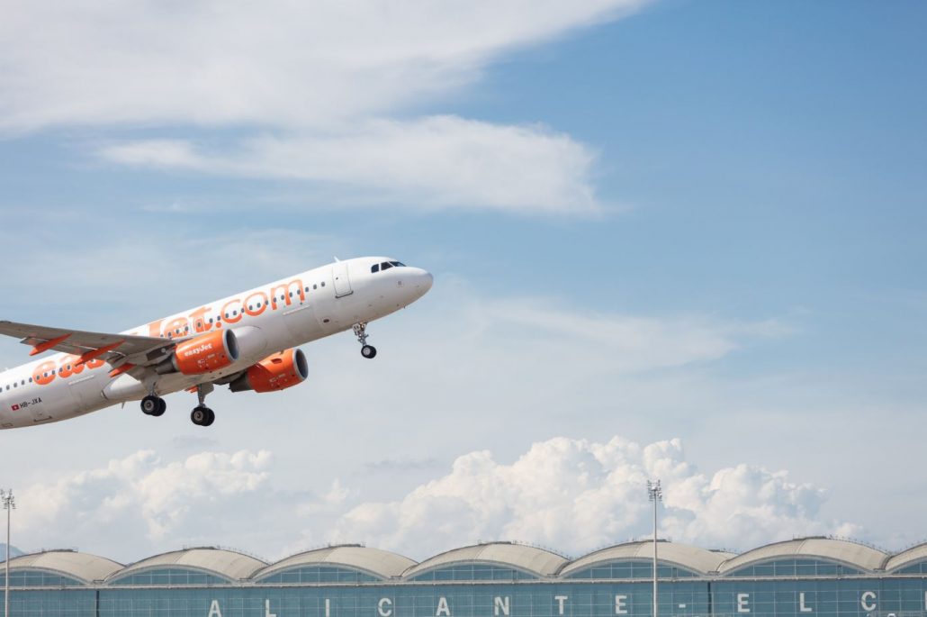 Avión de EasyJet despegando del aeropuerto de Alicante, Comunitat Valenciana