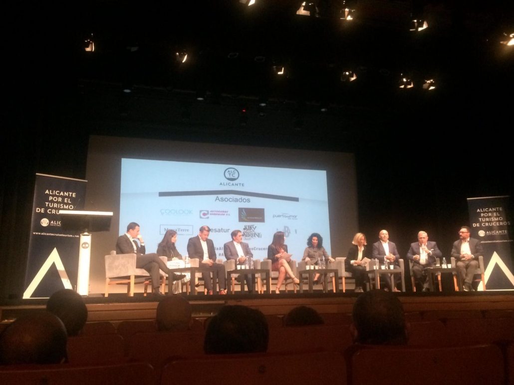 Mesa redonda sobre demanda, tendencias y mercado en el turismo de cruceros durante la Jornada