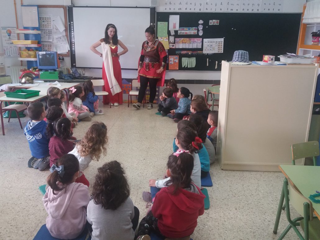 Inforamdoras de la Tourist Info Pilar de la Horadada en un colegio