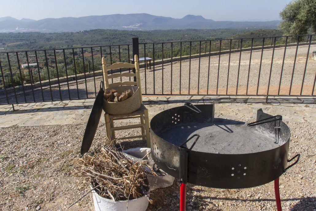 Preparación de leña para cocinar paella