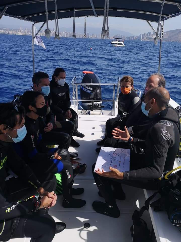 Instructores de buceo y usuarios antes de la inmersión en la costa de la Comunitat Valenciana