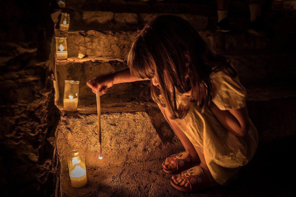 Niña en la Noche de las Velas de Titaguas. Comunitat Valenciana