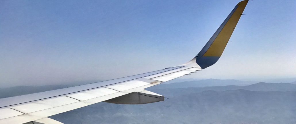 Imagen de un ala de avión en pleno vuelo utilizada en el artículo sobre la desestacionalización en la oferta de vuelos a la Comunitat Valenciana Turisme CV Magazine
