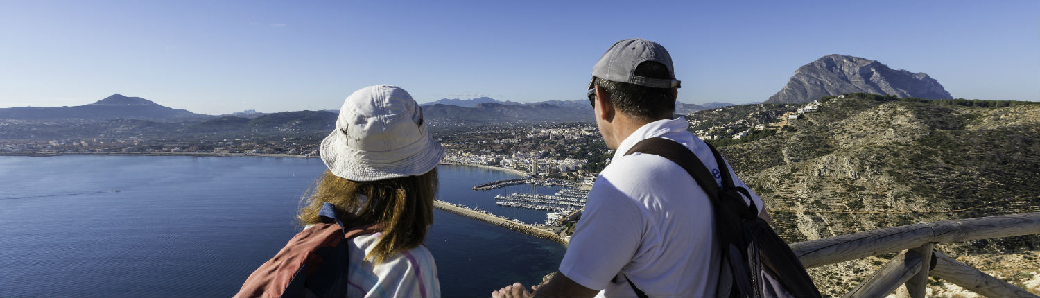 Una pareja contempla la bahía de Xàbia, en la Comunitat Valenciana