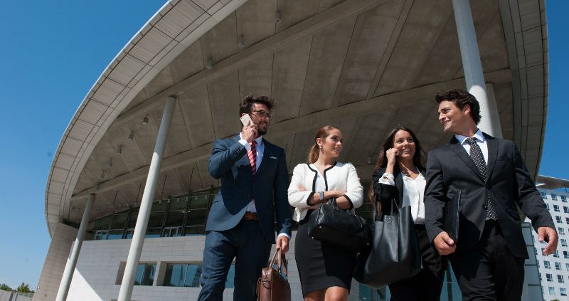 Turismo de Reuniones. Profesionales saliendo del Palacio de Congresos de Valencia