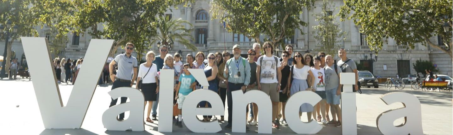 Grupo de turistas con visita guiada frente al Ayuntamiento de València