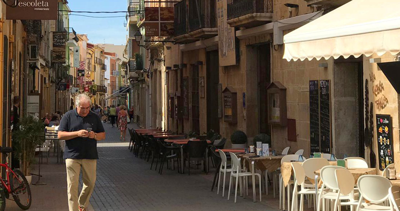 Turista mirando el móvil en Dénia, Comunitat Valenciana