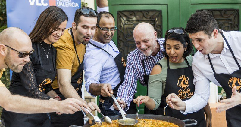 Grupo de personas degustando una paella en el World Paella Day