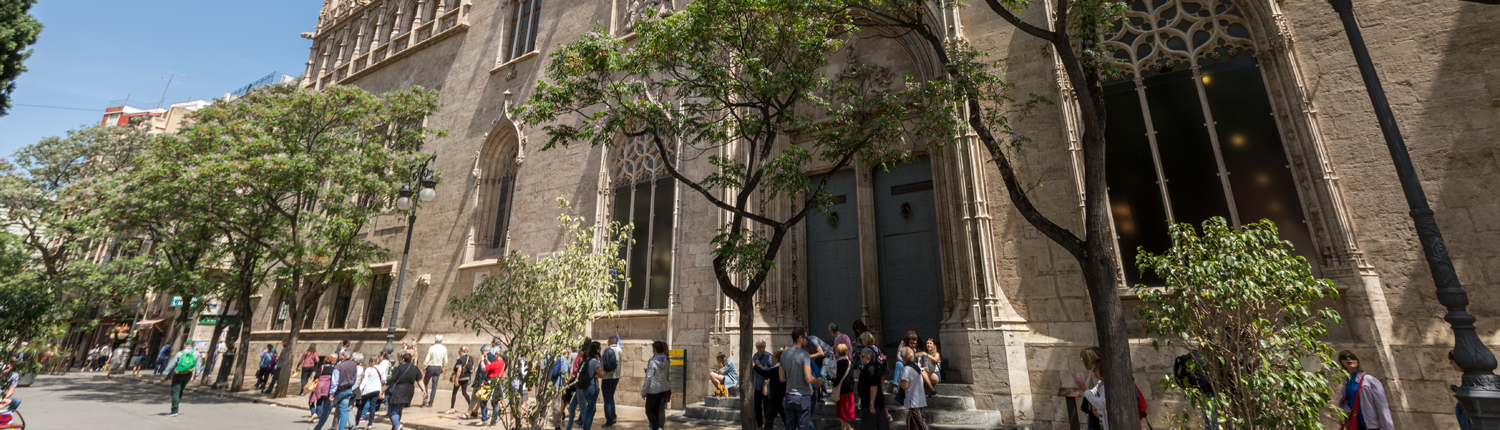 Fachada de La Lonja de València con gente 1500x430