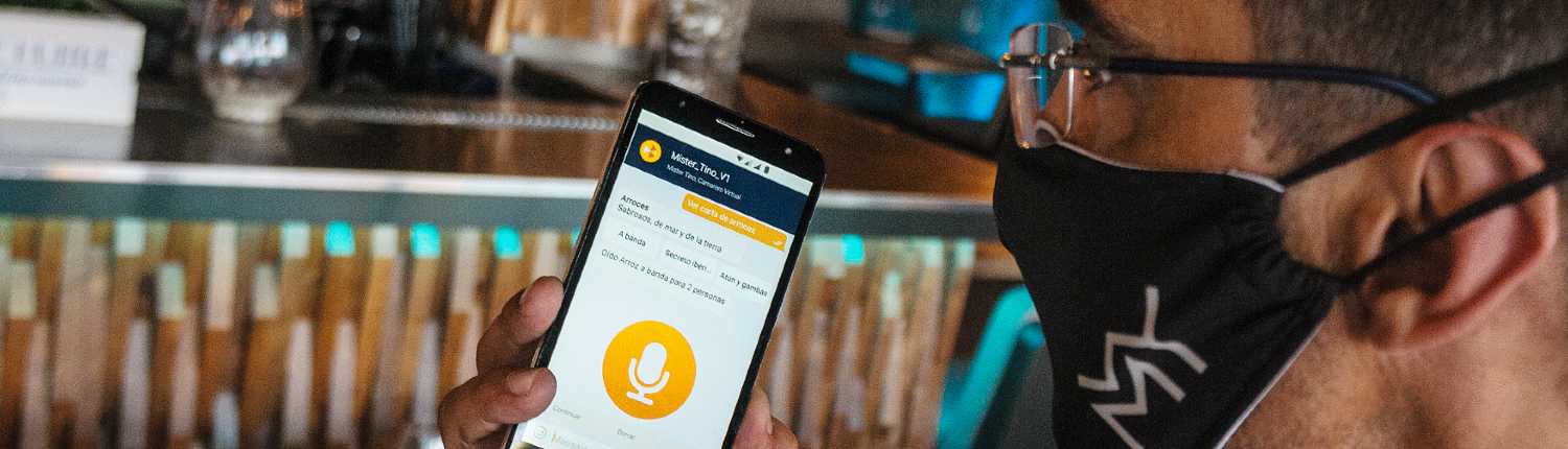 Camarero usando la app de Mister Tino Carta Virtual Inteligente