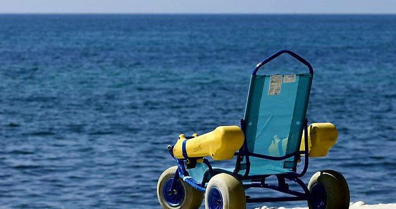 silla de ruedas anfibia frente al mar