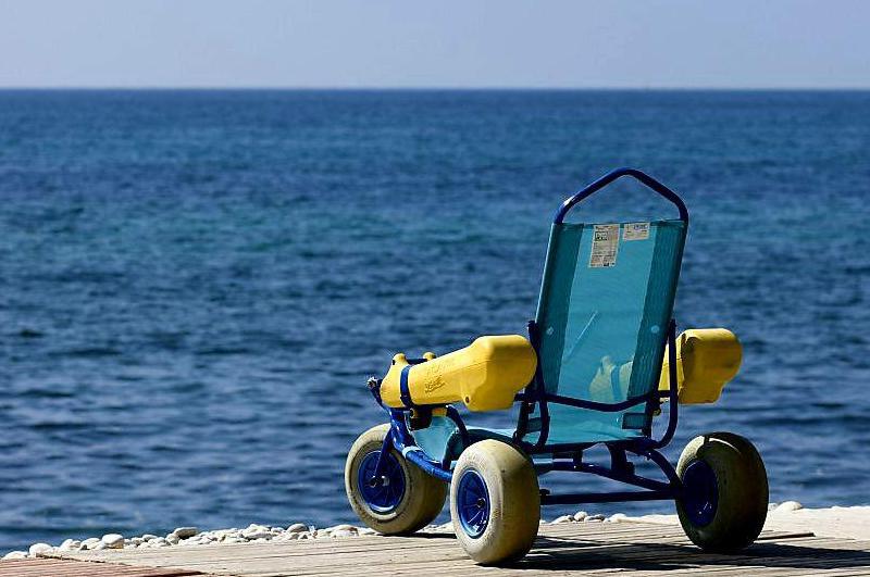 silla de ruedas anfibia frente al mar