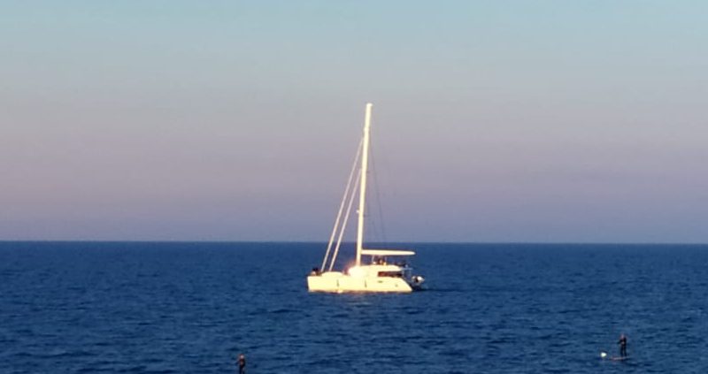 Velero en la playa de las Arenas de València, vista desde la Marina. Comunitat Valenciana