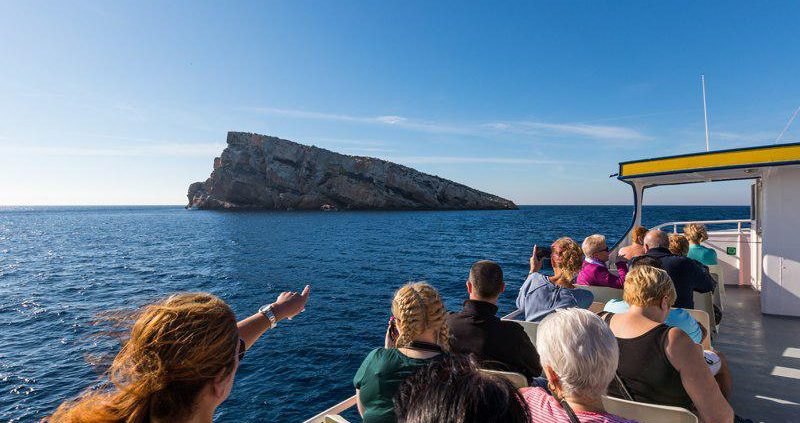 Turistas en barco en Benidorm 800x531