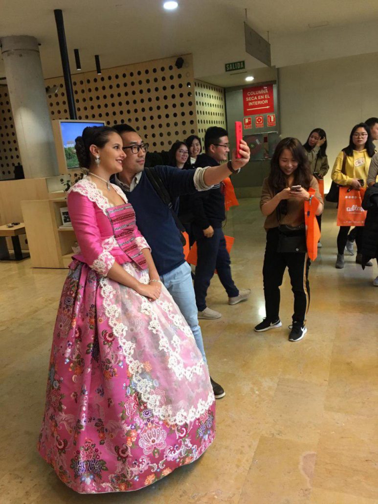 turista chino con fallera en Cullera. Comunitat Valenciana