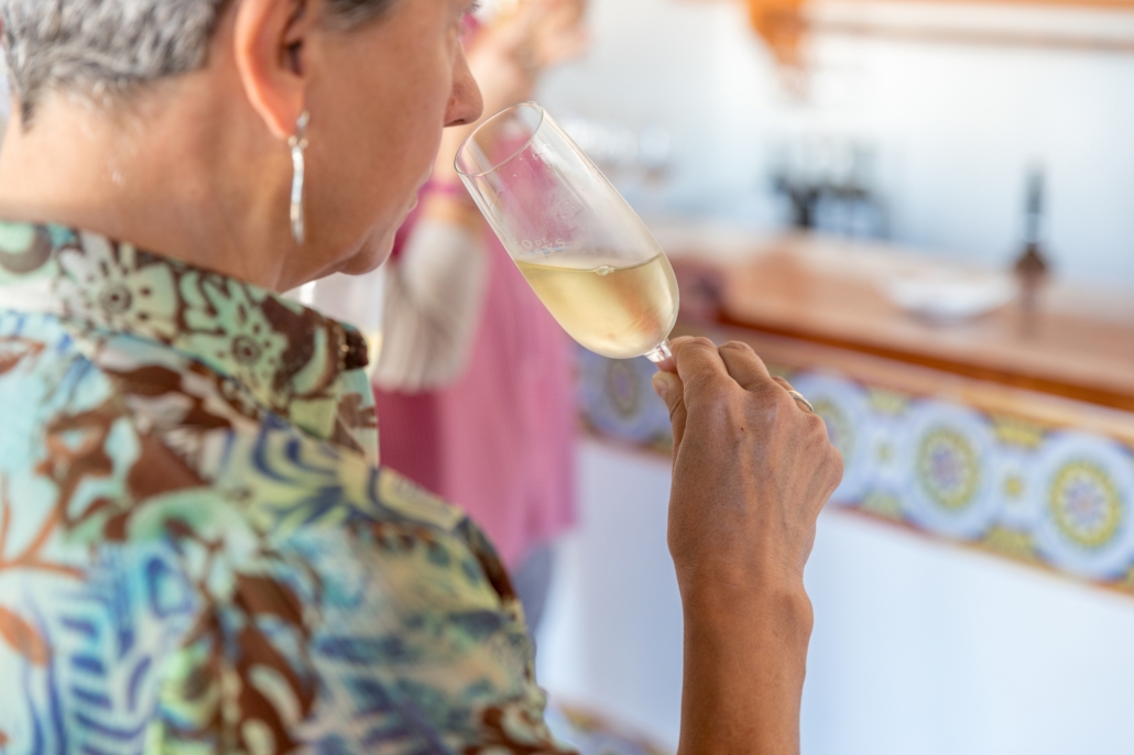 mujer bebiendo una copa de vino