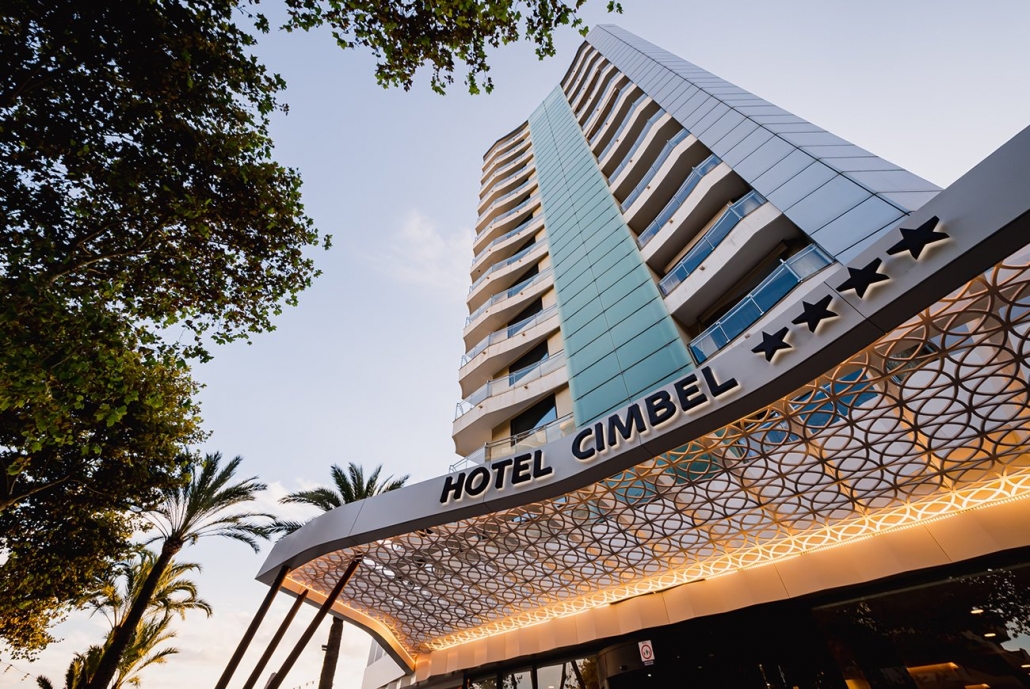 Entrada del hotel Cimbel en Benidorm